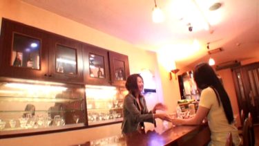 近所の若い奥さん達が集まるスナックにふらりと入ったら○った奥様達は開放的でチ○コを弄ばれた