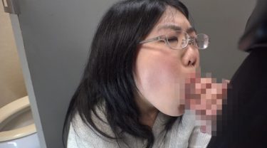 女上司に飲み会に誘われ、○って無防備になった胸チラやパンチラにビンビン！そんな新入社員の元気チ○ポに興奮した先輩はギュっと握りしめてきて、みんなの目を盗んで店内でハメちゃいました。